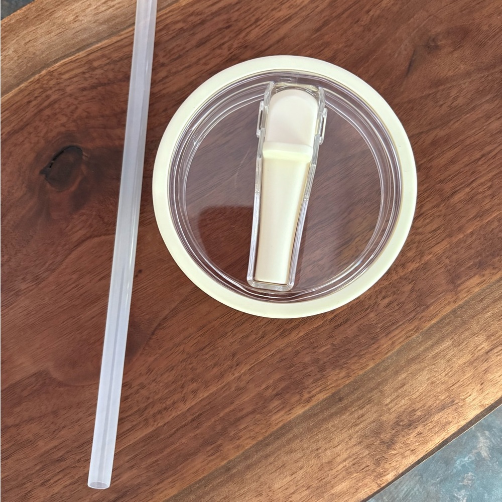 Cream Tumbler Lid with Straw